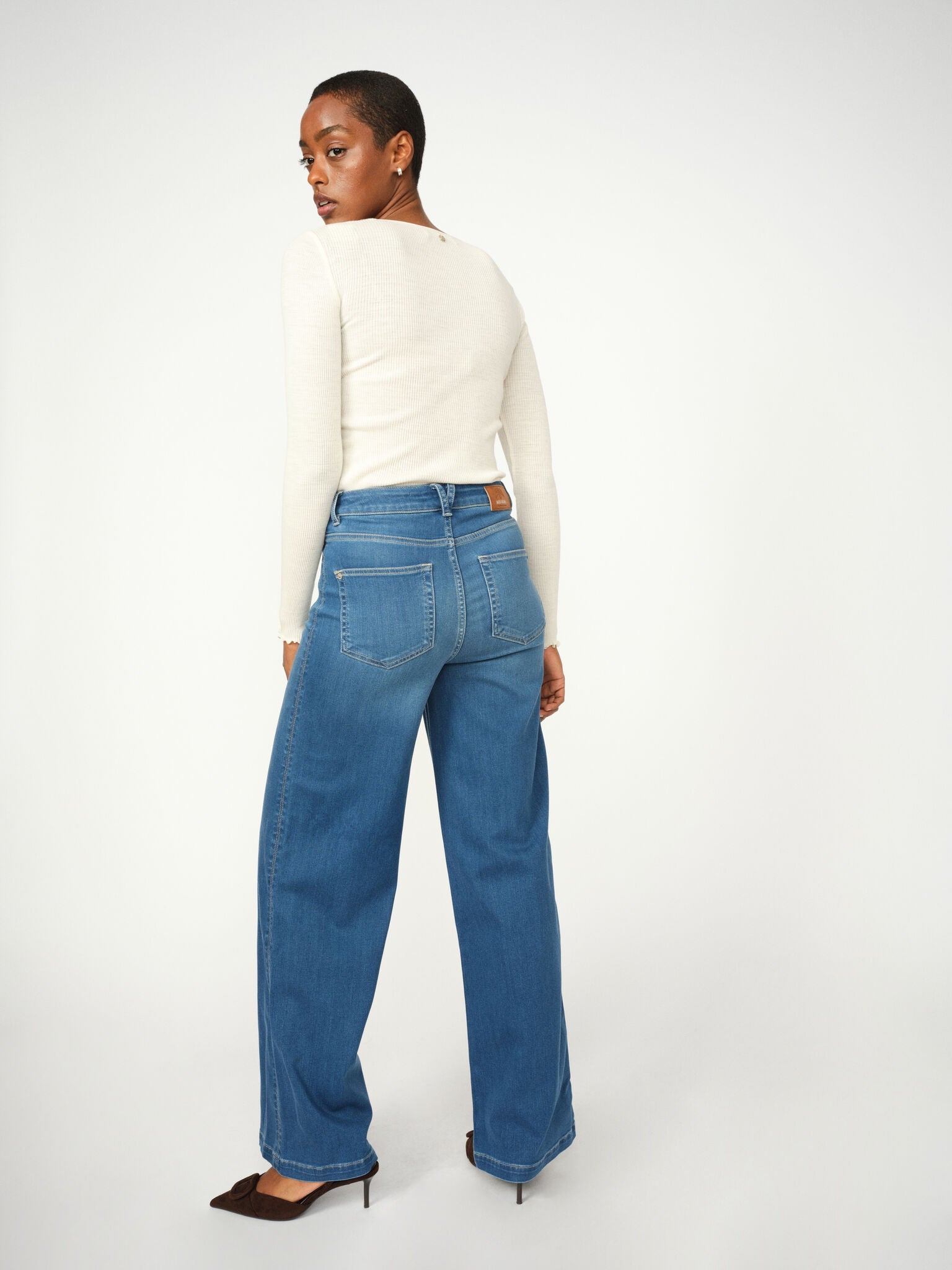 Modelshot / Mid Blue / Detail